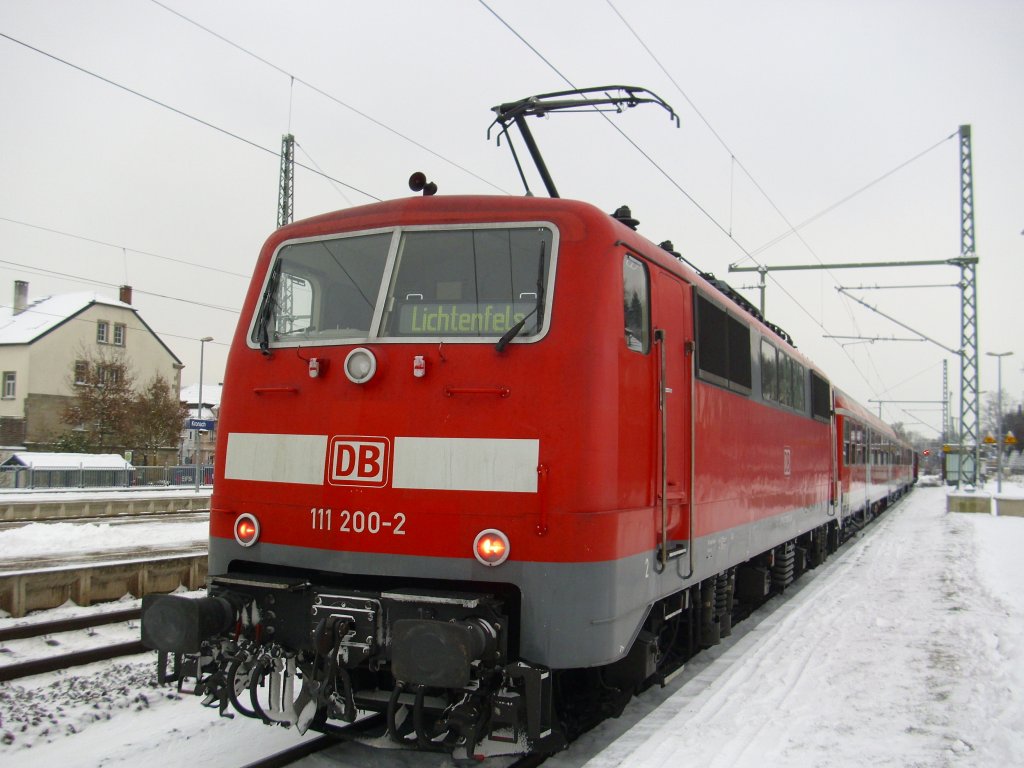111 200-2 steht am 30. November 2010 mit einer Regionalbahn nach Lichtenfels auf Gleis 4 in Kronach.