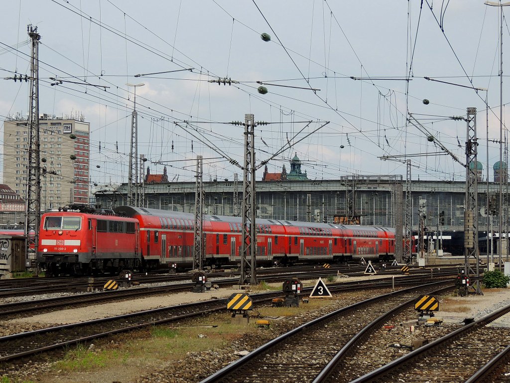 111 200-2 verlsst mit RE57034 den Hauptbahnhof Mnchen; 130607