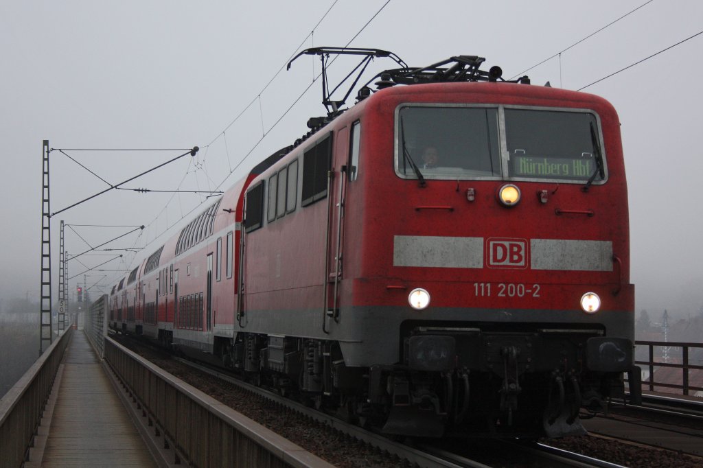 111 200 am 19.11.12 mit einem RE in Regensburg-Pr�fening.