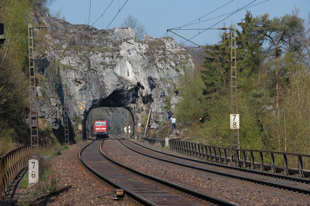 111 201 mit Regionalbahn am 24.04.2010 bei Etterzhausen am Felsentor