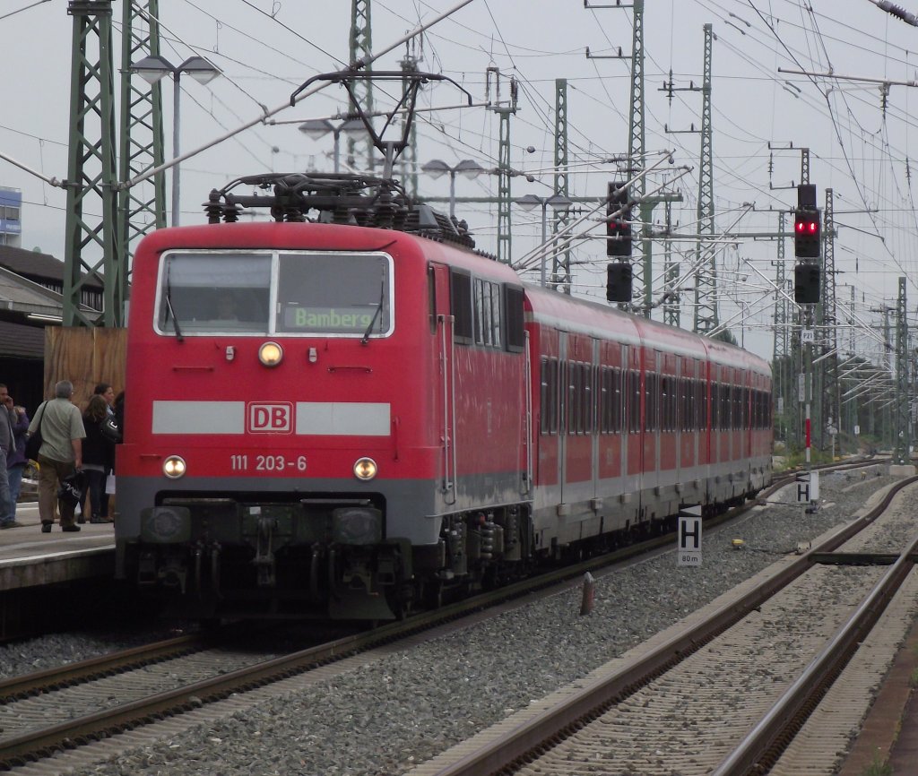 111 203-6 erreicht am 5. September 2011 mit einer S-Bahn nach Bamberg den F�rther Hbf.