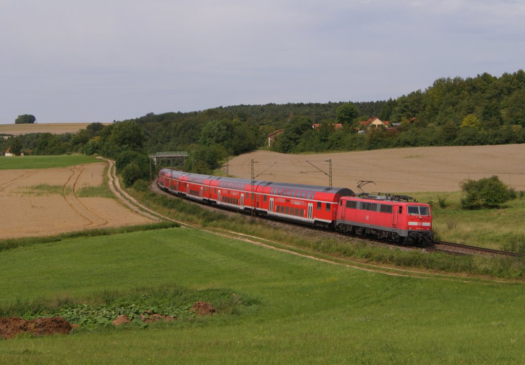 111 203-6 mit einem RE bei der Durchfahrt durch Regensburg-Edlhausen am 11.08.2011