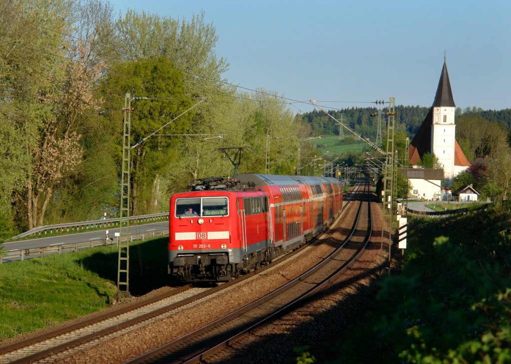 111 203 mit einem RE nach Nrnberg am 22.04.2011 bei Hausbach.