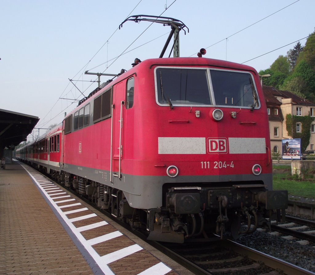 111 204-4 steht am 28. April 2011 mit einer Regionalbahn nach Bamberg auf Gleis 3 in Kronach.
