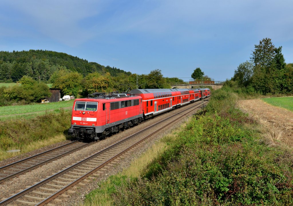 111 204 mit einem RE von N�rnberg nach M�nchen am 11.09.2012 unterwegs bei Dettenhofen.