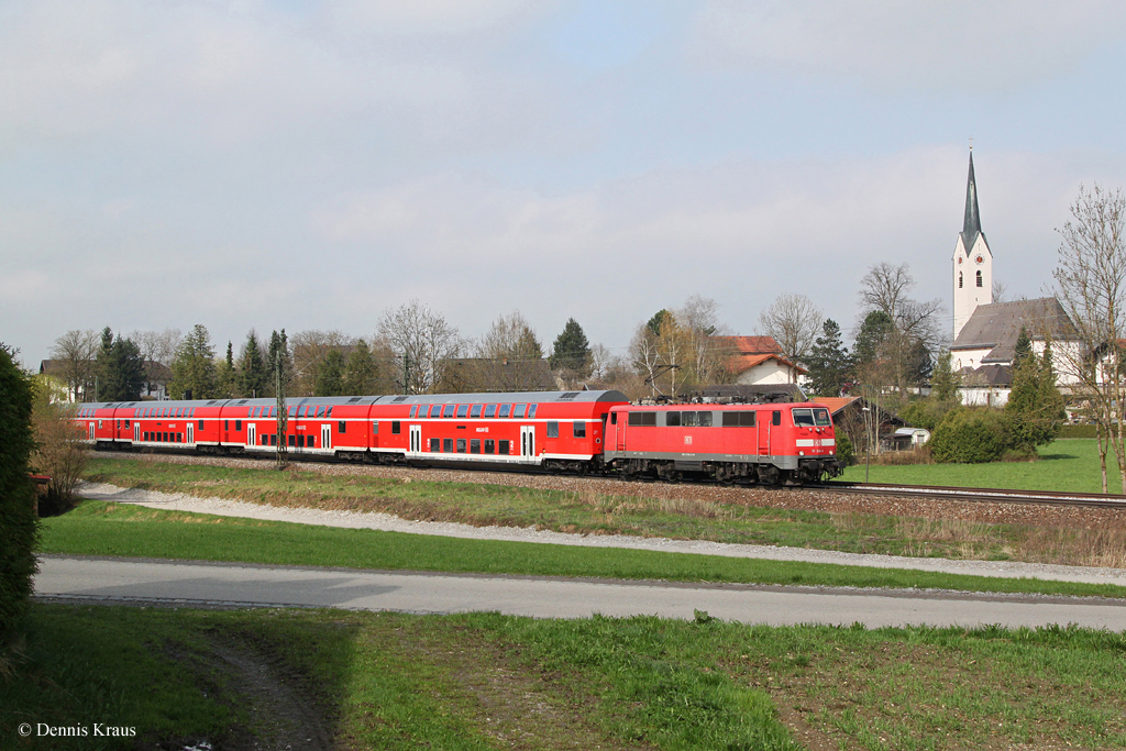111 204 mit RE 79013 am 21.04.2013 bei Stephanskirchen.