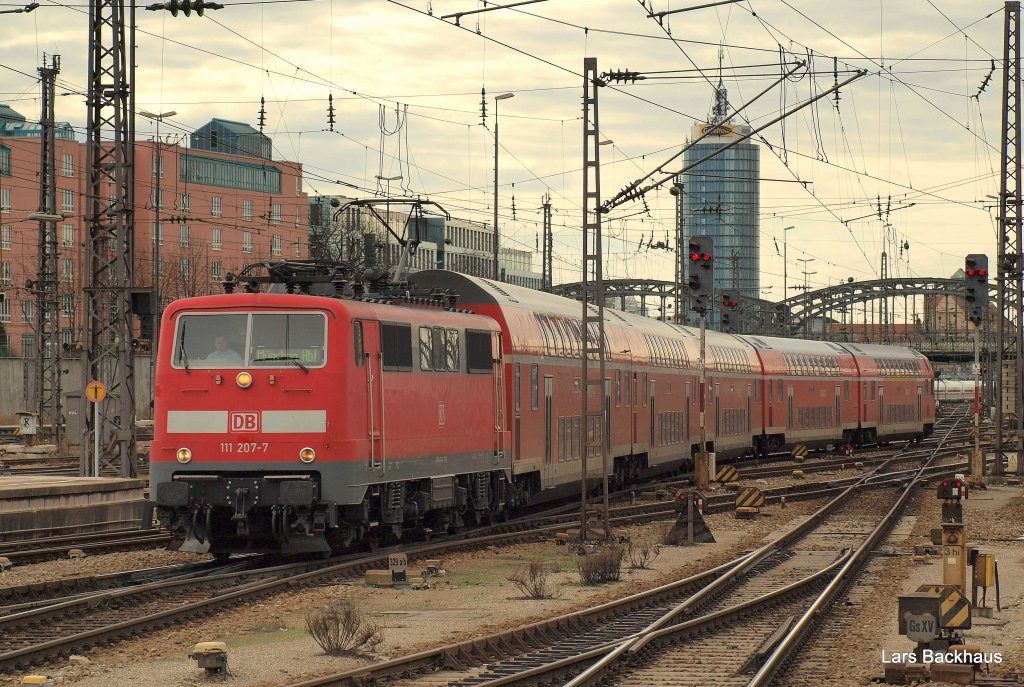 111 207-7 erreicht am 21.03.10 mit einem RE den Mnchener Hbf. Aufgenommen kurz nach passieren der S-Bahnstation Hackerbrcke.