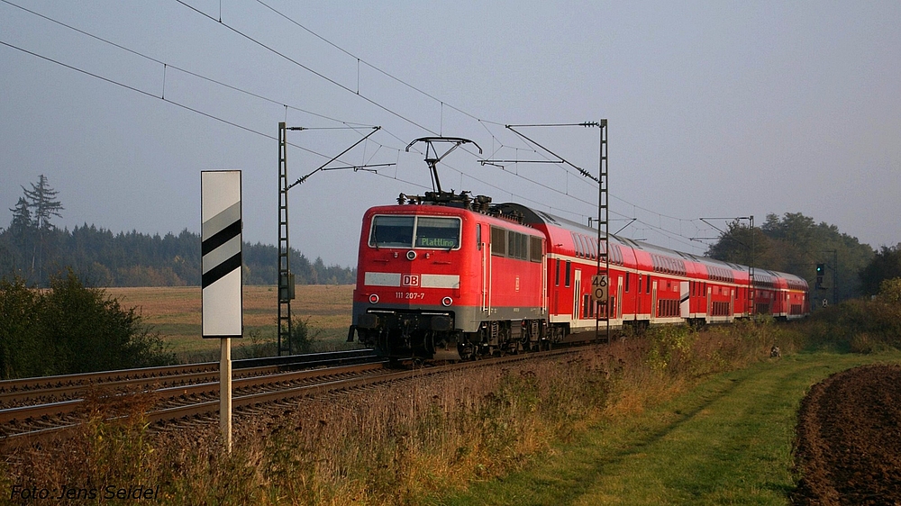 111 207-7 mit RB 32123 Nrnberg-Plattling am 14.10.2010 bei Batzhausen.