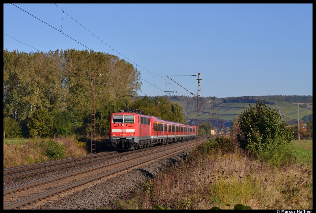 111 207-7 und eine weitere 111er mit ihrem Puma-Zug unterwegs im Maintal bei Retzbach-Zellingen am 16. Oktober 2011.