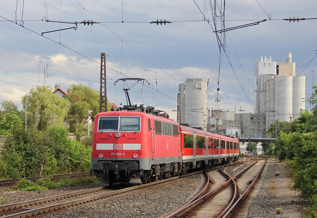 111 208-5 mit Modus-Wagen-RE nach  Nicht einsteigen . Aufgenommen am 10.07.2012 in Karlstadt.