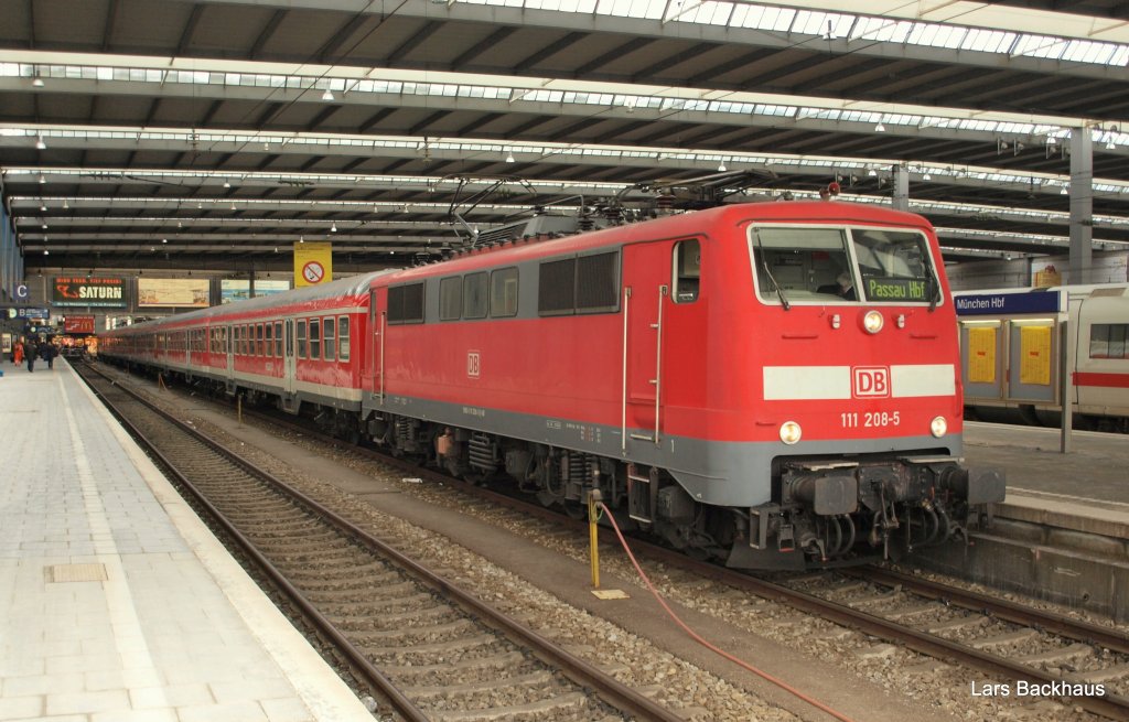 111 208-5 wartet am 21.03.10 mit dem RE 4282 nach Passau Hbf in Mnchen Hbf auf Gleis 25 auf die Abfahrt Richtung Landshut.