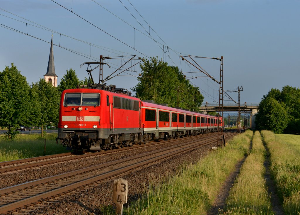 111 208 mit einem RE nach Frankfurt (Main) am 02.06.2012 bei Thngersheim.