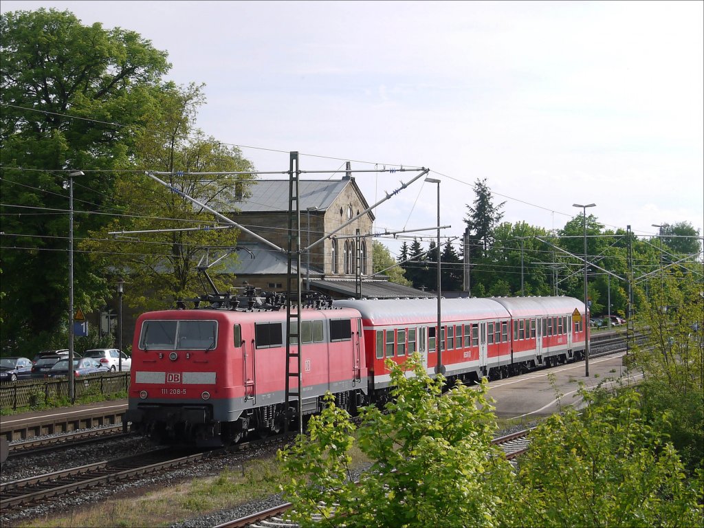 111 208 schiebt die RB 59365 Saalfeld (Saale) - Bamberg in den Hp Bad Staffelstein; 10.05.2012
