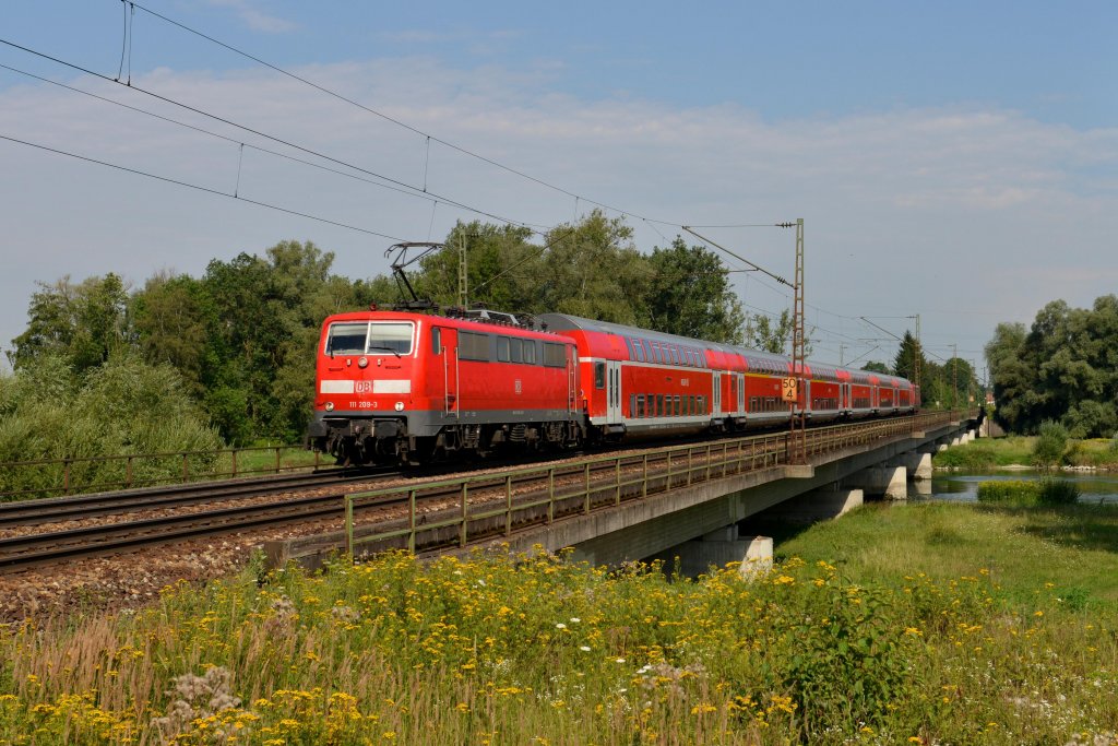 111 209 mit RE 4062 von Mnchen Hbf nach Passau Hbf am 02.08.2012 bei der berquerung der Isar in Plattling.