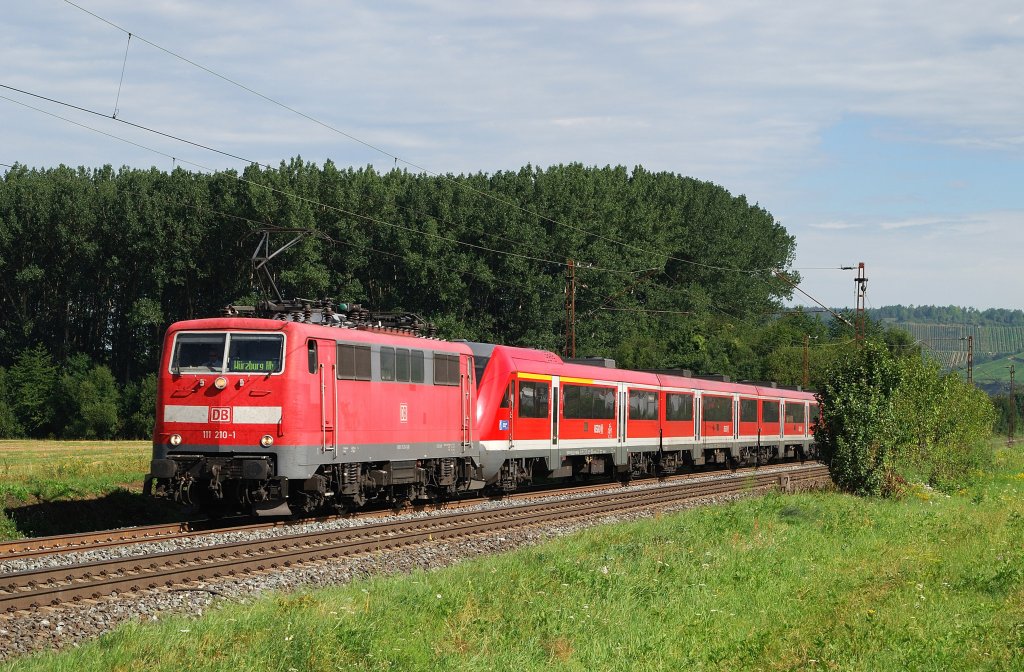 111 210 mit RE 4607 vor Retzbach (Zellingen) [04.08.2012]
