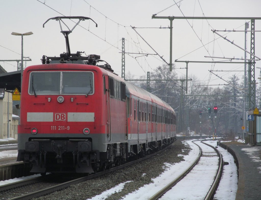 111 211-9 schiebt am 17. Februar 2012 die im Karlsruher Kopf Sandwich verkehrende RB 59361 in den Kronacher Bahnhof. 