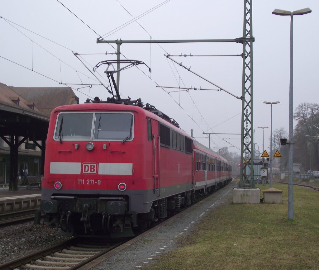 111 211-9 steht am 18. November 2011 mit einer RB nach Hochstadt-Marktzeuln auf Gleis 4 in Kronach.