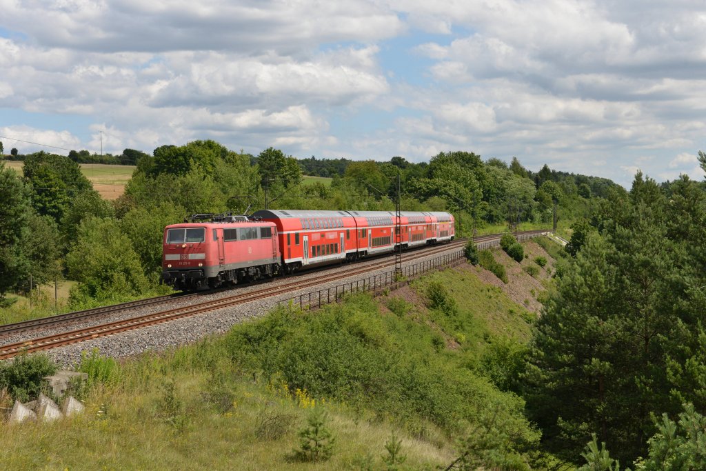 111 211 mit einem RE von Mnchen Hbf nach Nrnberg Hbf am 09.07.2012 unterwegs bei Laaber.