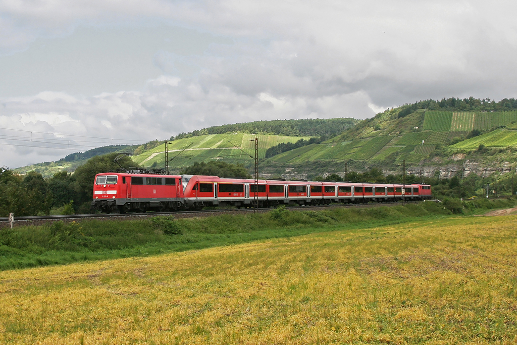 111 211 mit RE 4611 am 31.08.2010 bei Himmelstadt.