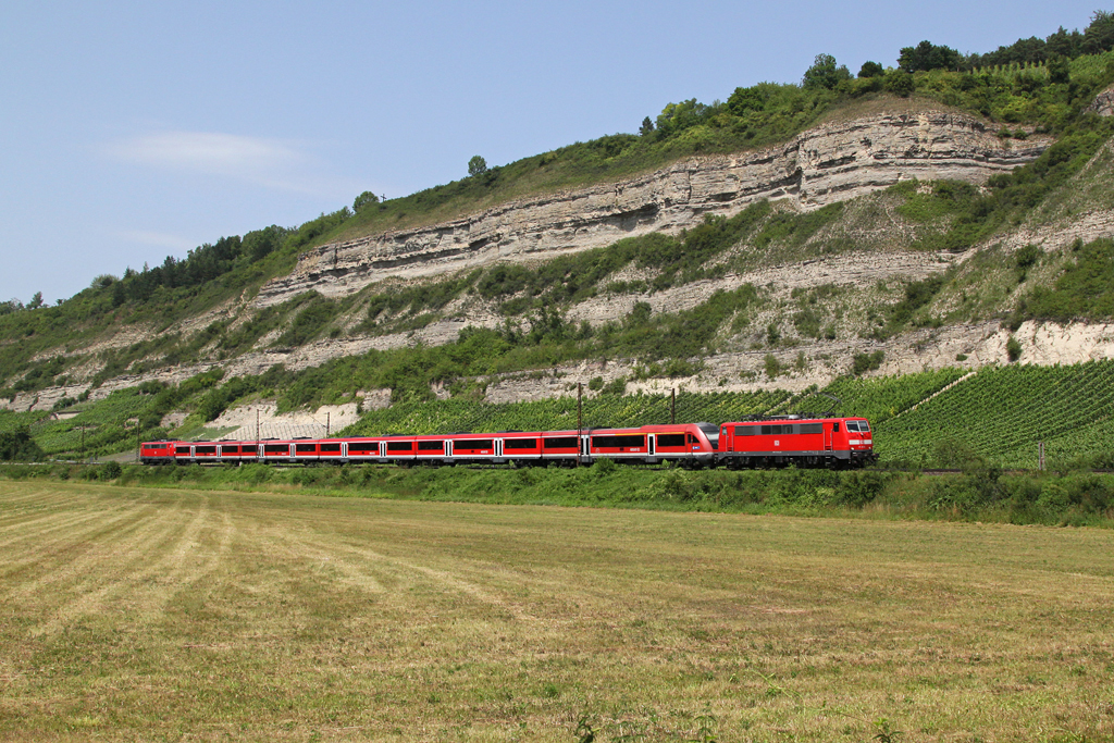 111 213 mit RE 4615 am 30.06.2012 im Maintal bei Thngersheim.