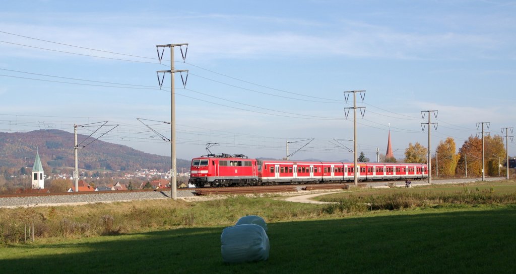 111 214 mit S-Bahn in Richtung Hersbruck/Hartmannshof am 03.11.2011 bei Ottensoos.