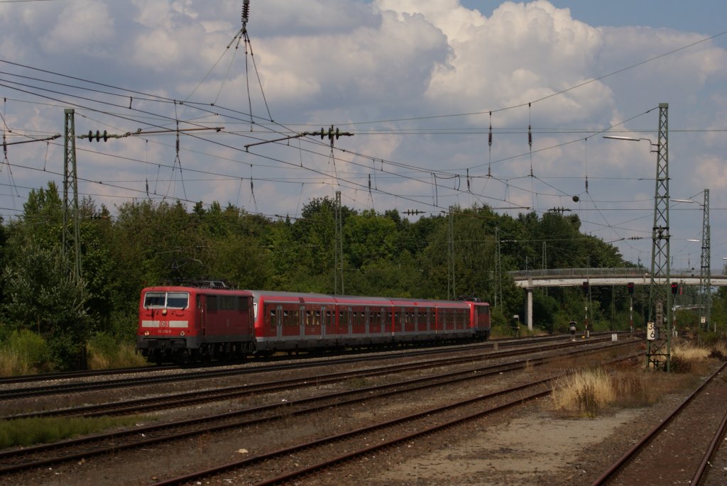 111 215-0 + 111 218-4 mit einer S-Bahn in Forcheim (Oberfranken) am 27.07.2011