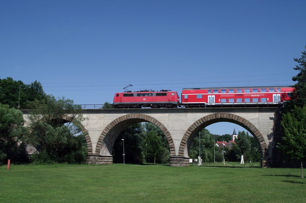 111 215 mit RE 59129 nach Augsburg am 18.06.2012 auf dem Viadukt �ber die fr�nkische Rezat in Georgensgm�nd.