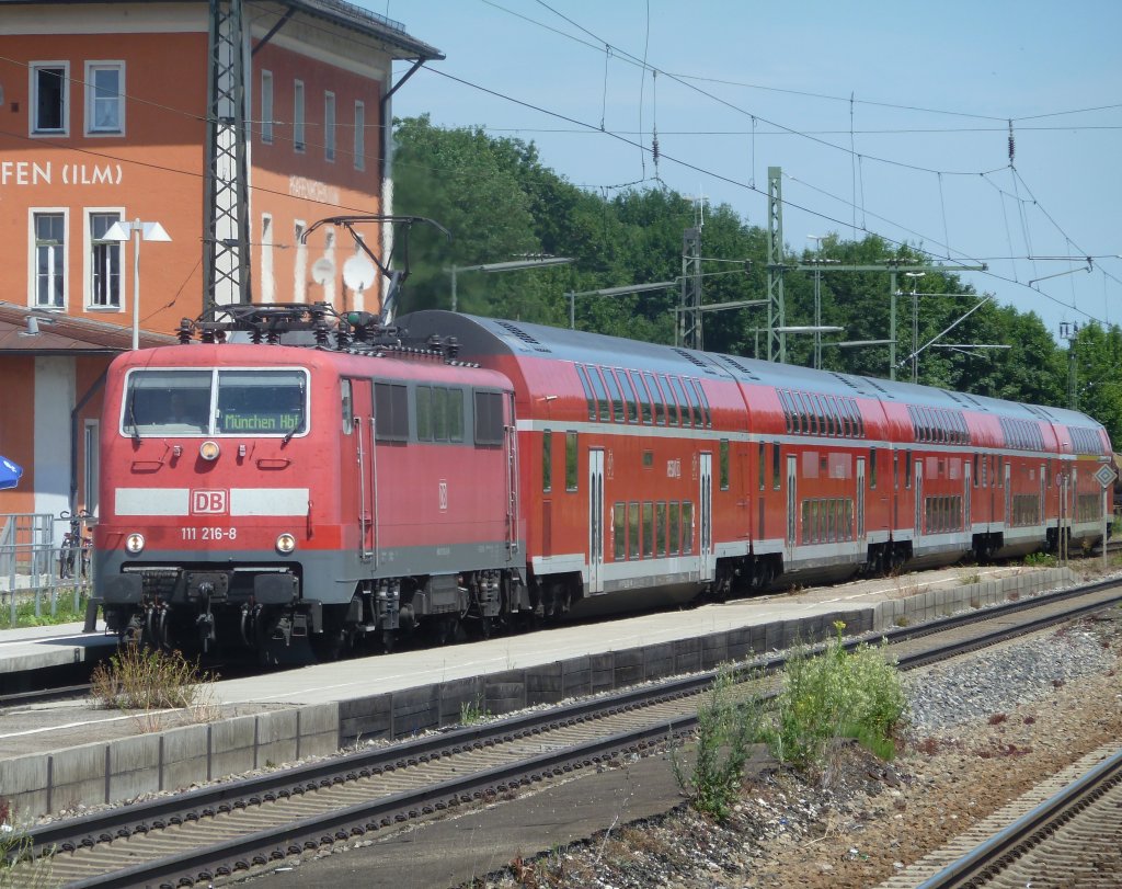 111 216-8 mit dem RE 59093 kommt mit 7 Minuten Versp�tung in Pfaffenhofen an, 22.06.2011