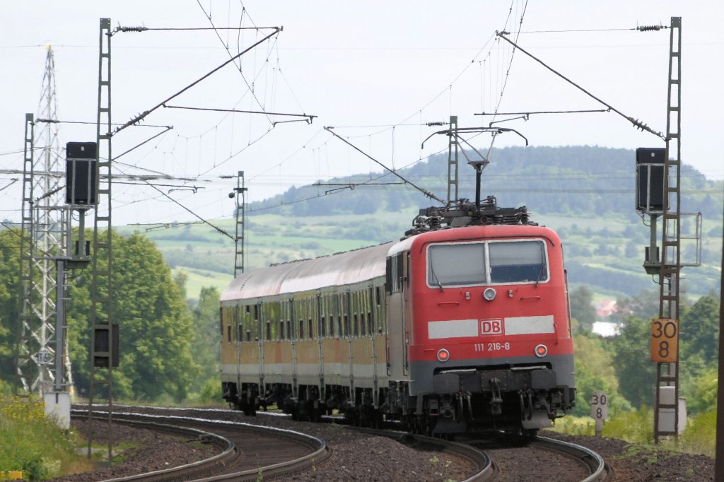 111 216 am 03.06.10 mit einer RB nach Bamberg bei Wernfeld/Main