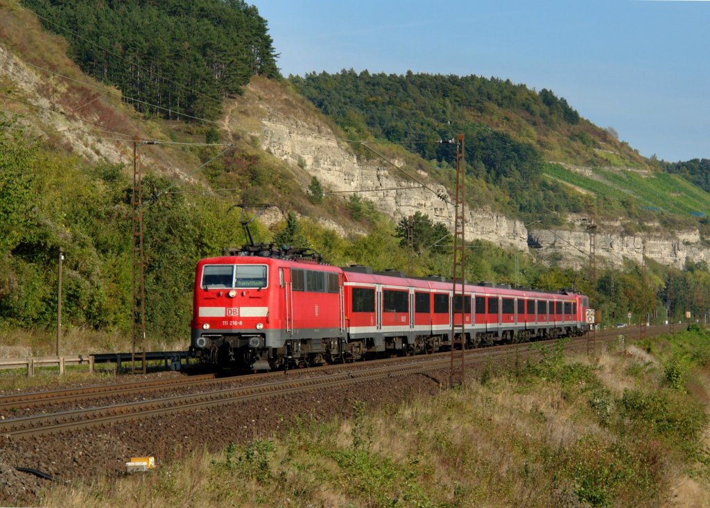 111 216 mit einem RE nach Frankfurt (Main) am 24.09.2011 bei Karlstadt.