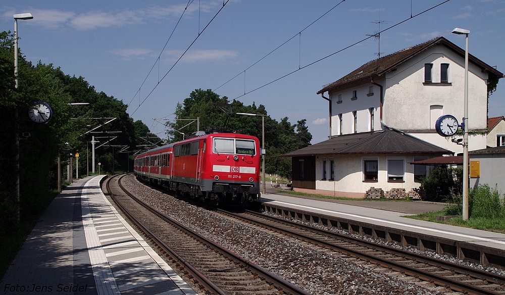 111 217-6 mit RE 59220 Treuchtlingen-Nrnberg am 18.06.2012 in Mhlstetten.