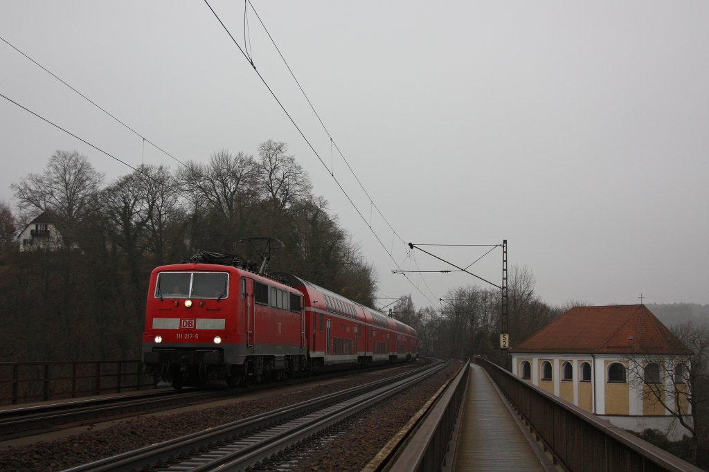 111 217 am 21.11.12 mit einem RE in Regensburg-Prfening.