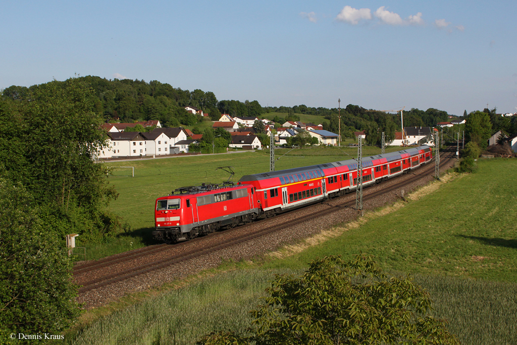 111 217 mit RE 4264 am 28.05.2013 bei Ergoldsbach.