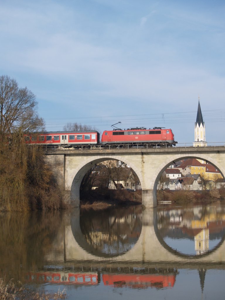 111-218 am 3.03.2010 mit dem Donau-Isar-Express in Vilshofen 