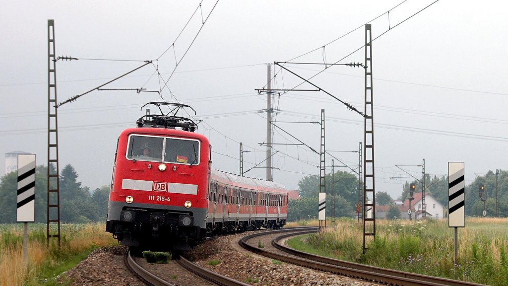 111 218 hat in Plattling gewendet und fhrt nun wieder als RB nach Regensburg Hbf, am 05.07.2010.