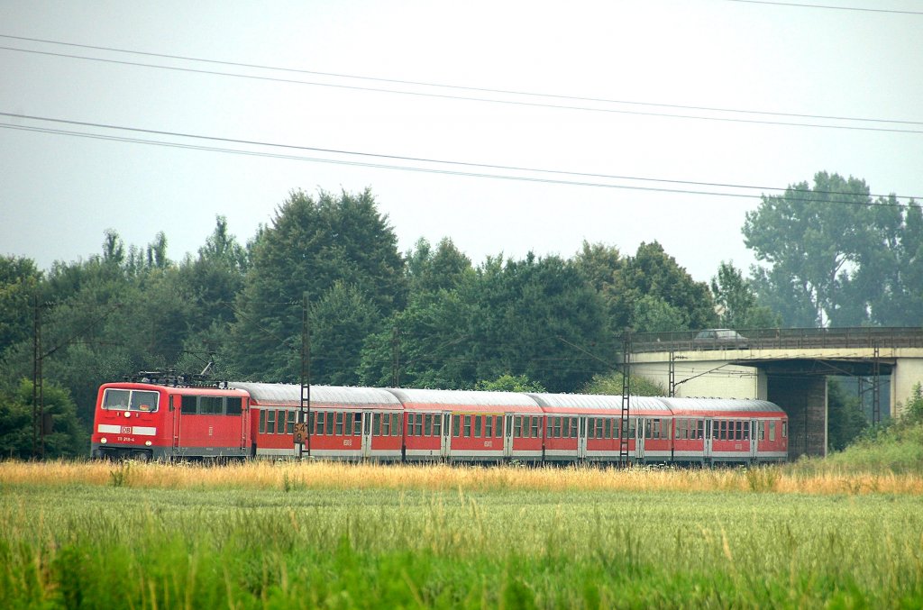 111 218 mit RB von Regensburg Hbf kommend am 05.07.2010 kurz vor Plattling.