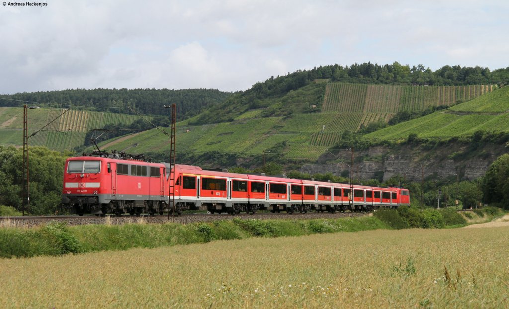 111 220-0 und 221-8 mit dem RE 4604 (Wrzburg Hbf-Frankfurt(Main)Hbf) bei Himmelstadt 23.6.11