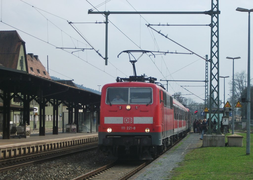 111 221 und 111 206 stehen am 04.04.12 mit einer 2-teiligen n-Wagen Garnitur als RB von Bamberg auf Gleis 4 in Kronach.