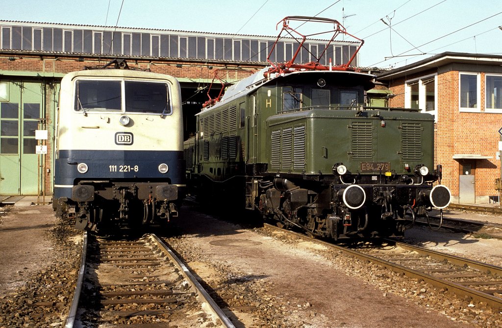 111 221-8 und E94 279 im Bw Stuttgart (Sept.1990). An manchen Tagen fhrte uns der Chef persnlich durch das Bw.