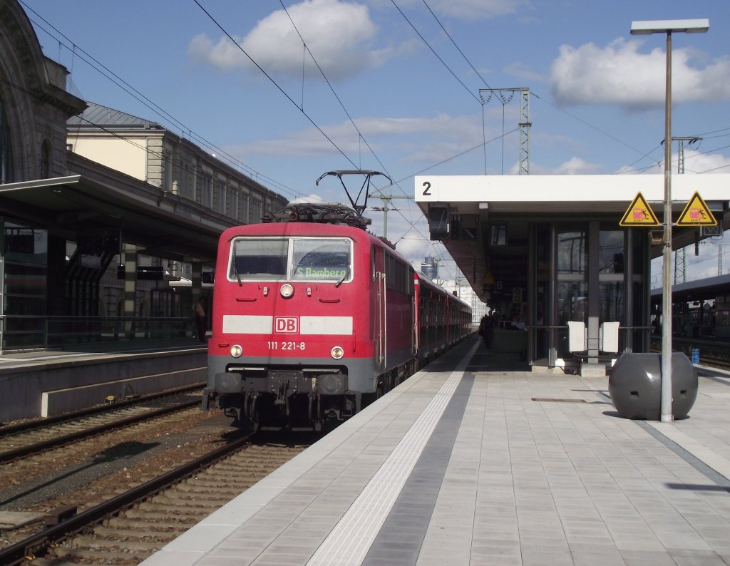 111 221-8  verlsst am 15. August 2011 mit einer S1 nach Bamberg den Nrnberger Hbf.