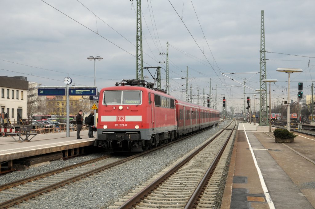 111 221 am 11.03.11 mit der S-Bahn nach Bamberg in Frth Hbf