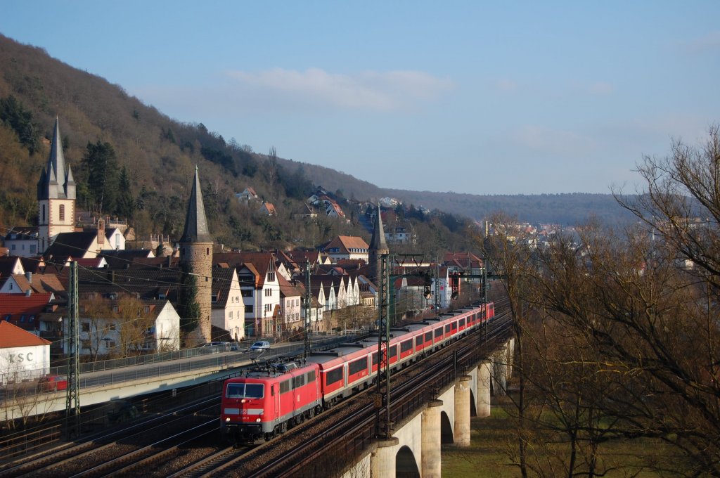 111 221  mit einem Reginalexpress am 28.01.2011 in Gemnden am Main
