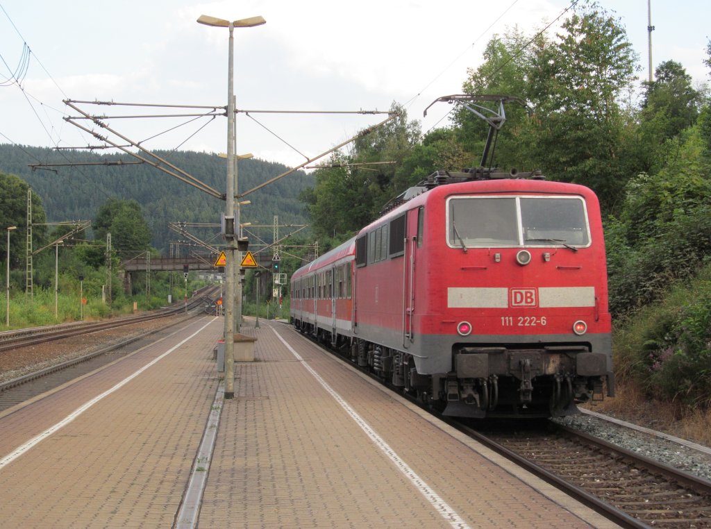 111 222-6 schiebt am 13. August 2012 eine Leereise aus Ludwigsstadt in Richtung Kronach heraus.