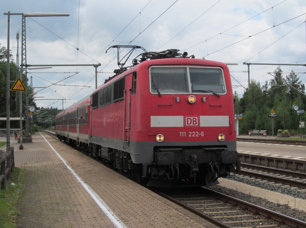 111 222-6 steht am 31. Juli 2012 mit dem Schlerzug Treuchtlingen - Pleinfeld, welcher planmig aus einer BR 111 und zwei n-Mittelwagen gebildet wird, im Bahnhof Pleinfeld.