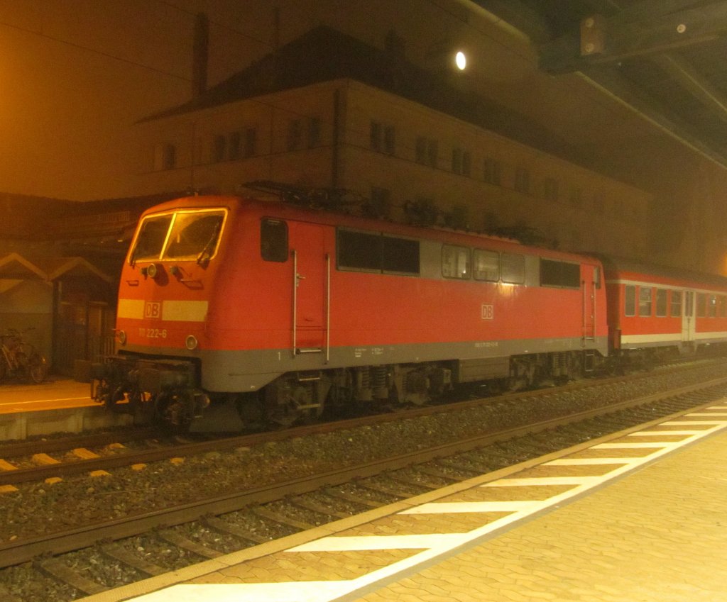 111 222-6 bernachtet am nebligen 17. August 2012 mit einer n-Wagen Garnitur auf Gleis 1 in Kronach.