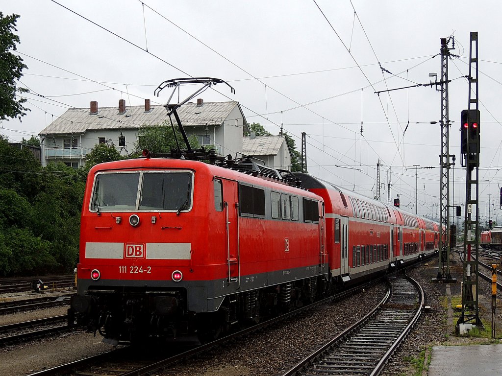 111 224-2 schiebt RE4065 aus dem Bahnhof Passau; 120609