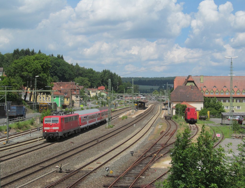 111 224-2 zieht am 02. Juli 2013 eine RB nach Bamberg aus Kronach heraus.