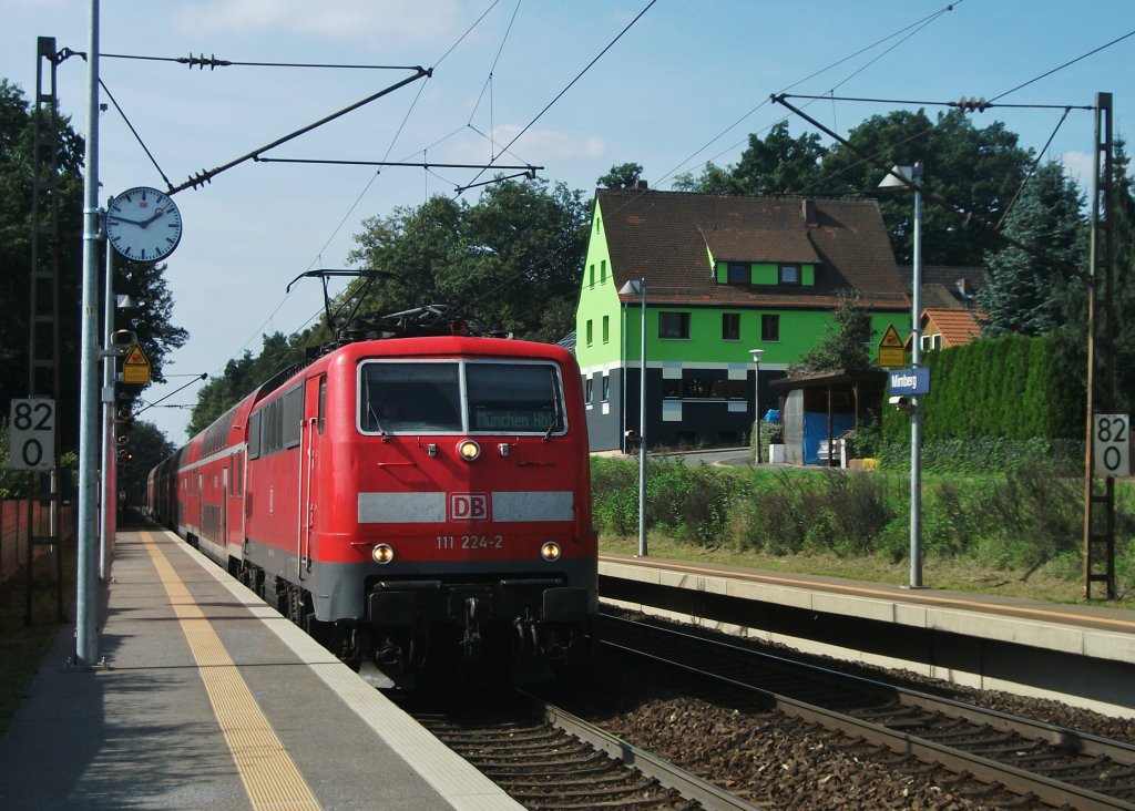 111 224 durchfhrt am 24.September 2011 mit dem RE 4261 nach Mnchen Hbf den Hp Mimberg Richtung Neumarkt.