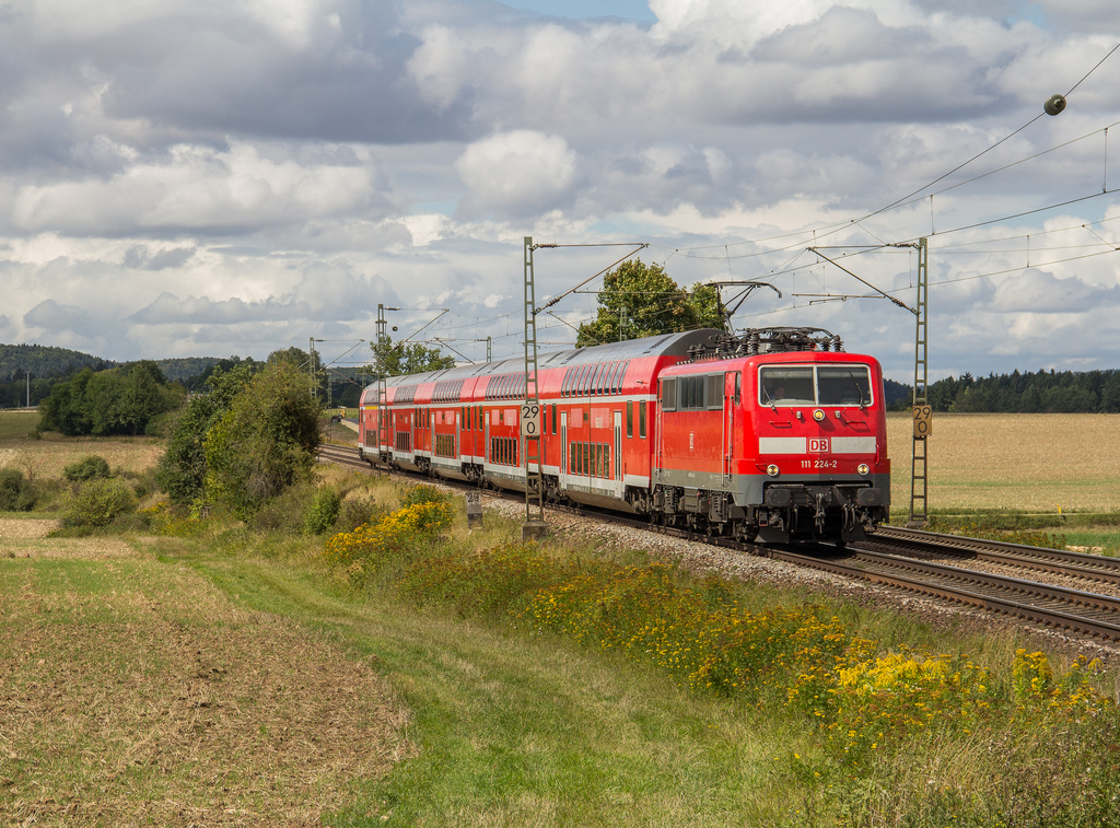 111 224 mit dem RE 4261 nach M�nchen zwischen Beratzhausen und Mausheim am 26.8.2012.