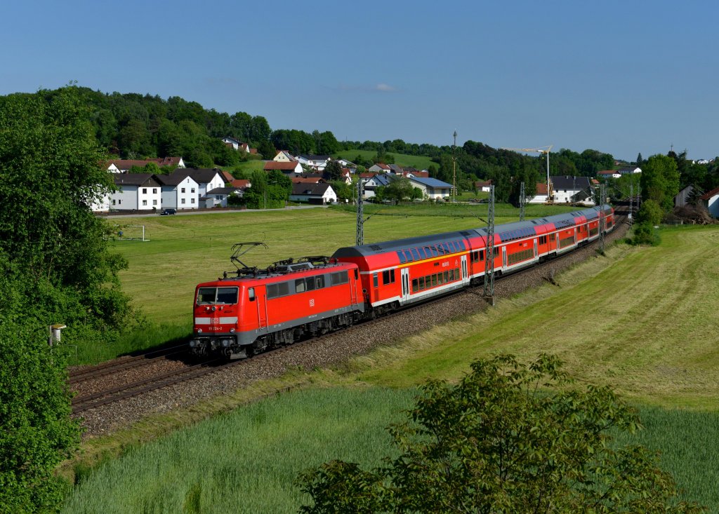 111 224 mit einem RE am 18.05.2013 bei Ergoldsbach.